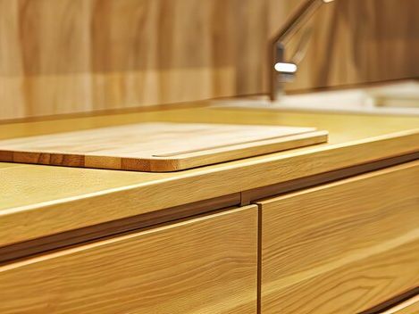 Drewniane stoły i fronty o nietypowym kształcie – nowy trend w aranżacji wnętrz